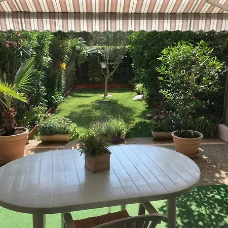Apartment En Rez De Jardin Dans Avec Piscine *