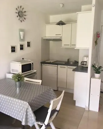 Apartment En Rez De Jardin Dans Avec Piscine *
