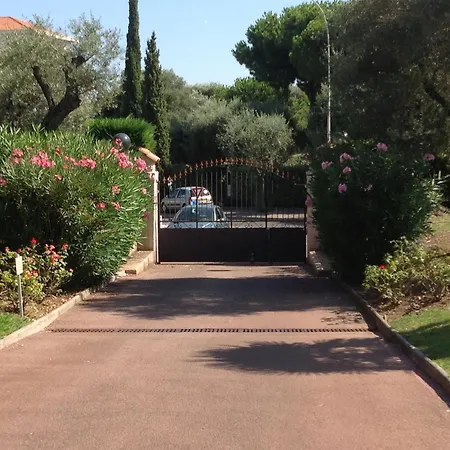 En Rez De Jardin Dans Calme Avec Piscine *