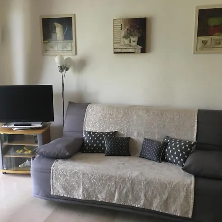 En Rez De Jardin Dans Avec Piscine Apartment
