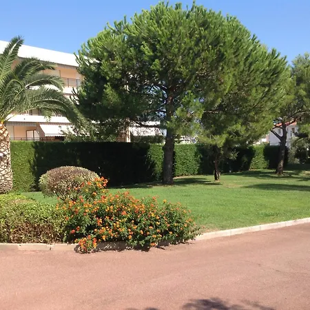 En Rez De Jardin Dans Calme Avec Piscine *