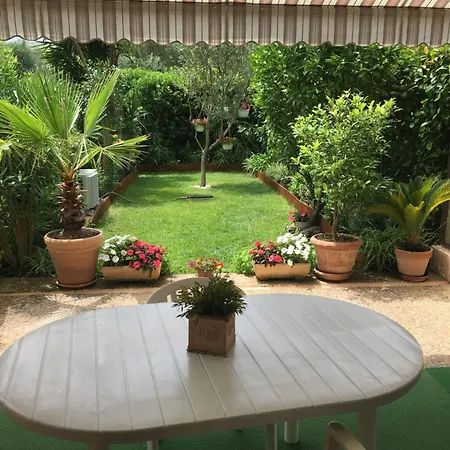 En Rez De Jardin Dans Avec Piscine Apartment